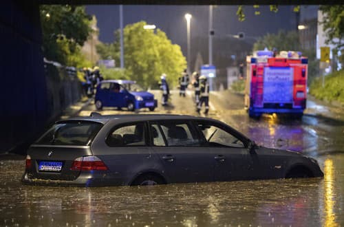 Na snímke auto na zaplavenej ulici v Stuttgarte v pondelok 28. júna 2021.
