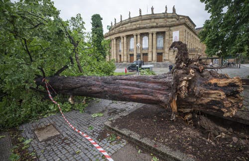 Spadnutý strom pred budovou Opery v Stuttgarte v pondelok 28. júna 2021. Prívalové dažde zasiahli južnú a západnú časť Nemecka.