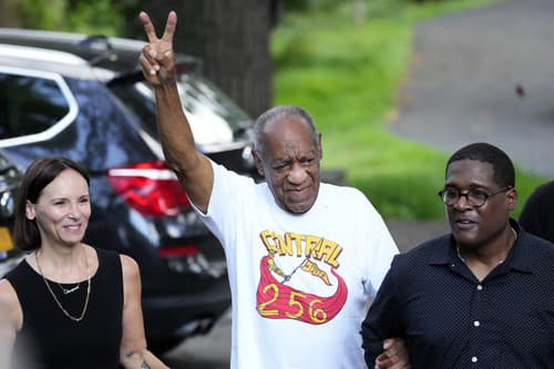 Bill Cosby pózoval fotografom s víťazným gestom. 