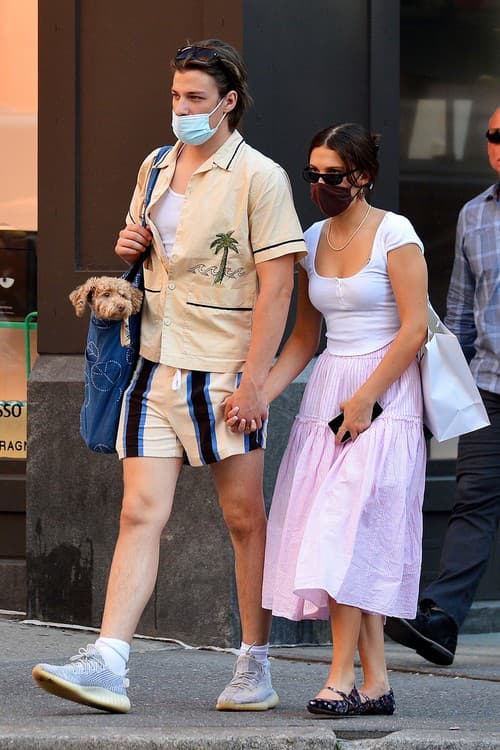 Millie Bobby Brown a Jake Bongiovi na prechádzke v uliciach New Yorku. 
