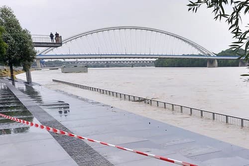 Hladina Dunaja stúpa