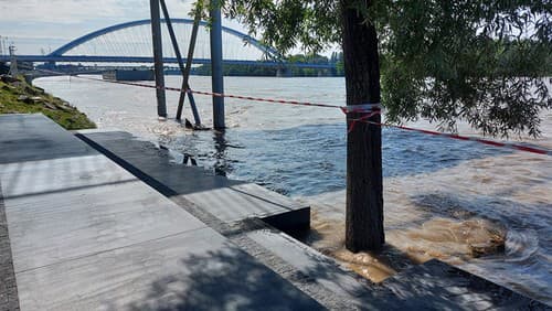 VIDEO Dunaj stále stúpa,