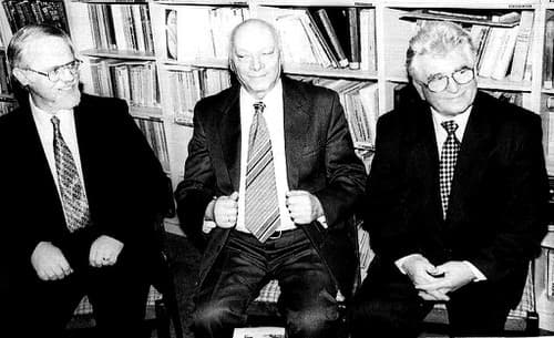 Na fotke z roku 1998 je Július Binder úplne vpravo.