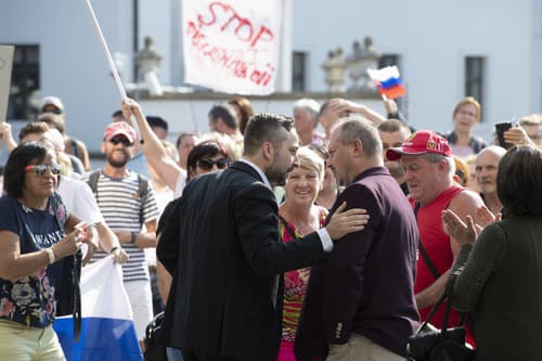 Ľuboš Blaha a Marian Kotleba na proteste pred parlamentom