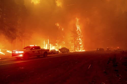 VIDEO Massive fire engulfs