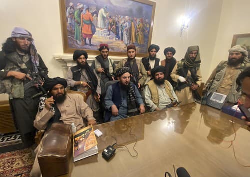 Bojovníci Talibanu preberajú kontrolu