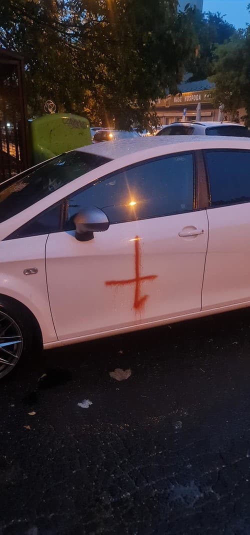 Hákový kríž na aute
