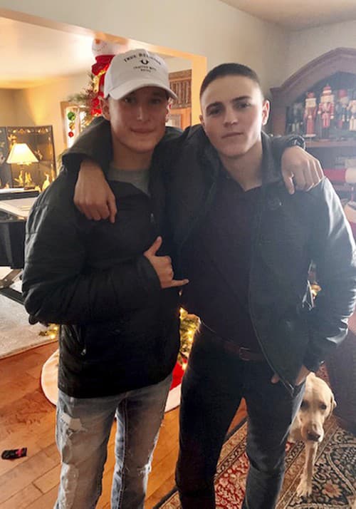 Na snímke Rylee McCollum (vpravo) a Eli Stone počas vianočnej oslavy v roku 2019.