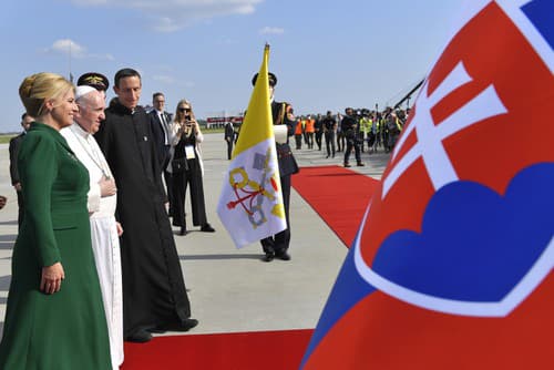 Na Slovensko prišiel pápež