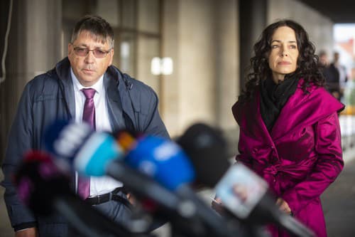 Na snímke zľava korunný svedok Roman Behúl a europoslankyňa Miriam Lexmann počas tlačovej konferencie