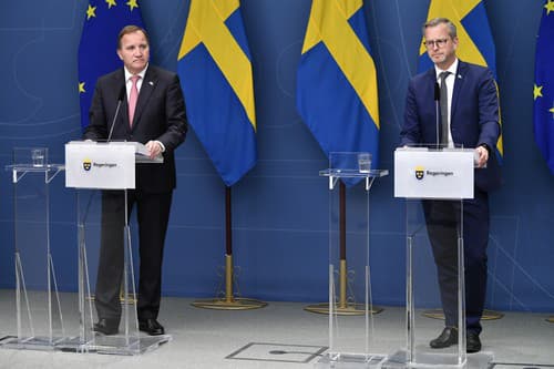 Švédsky premiér Stefan Lofven (vľavo) a minister vnútra Mikael Damberg usporiadali po incidente spoločnú tlačovú konferenciu.