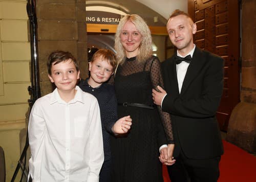 Lucie Kovaříková so synmi a súčasným partnerom. 