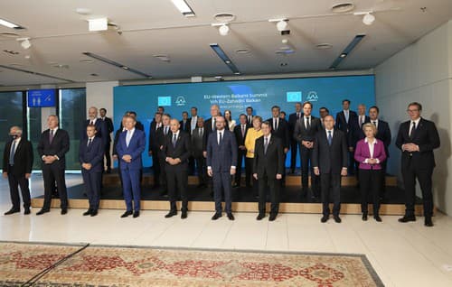 Účastníci summitu krajín EÚ