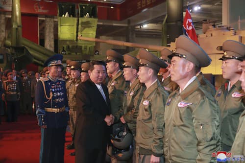Kim Čong-un počas prehliadky