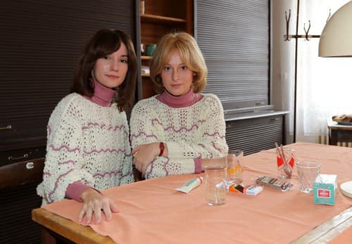 Anna Fialová (vpravo) v seriáli o Ivete Bartošovej 