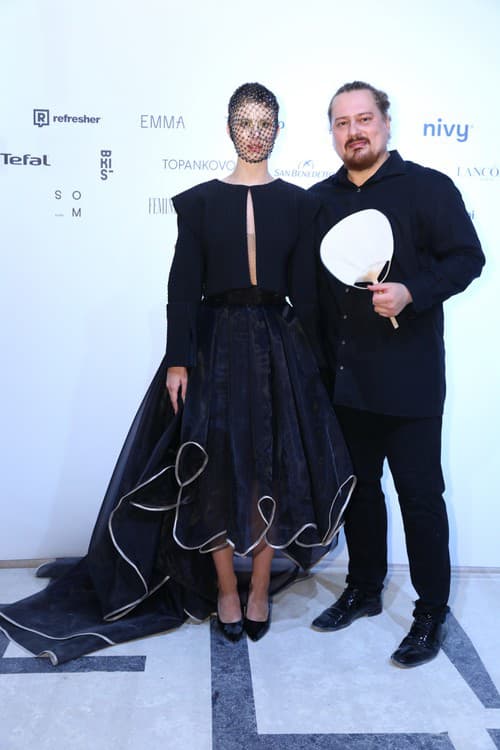 Dcéra prezidentky Zuzany Čaputovej v úlohe modelky po boku návrhára Borisa Hanečku. 