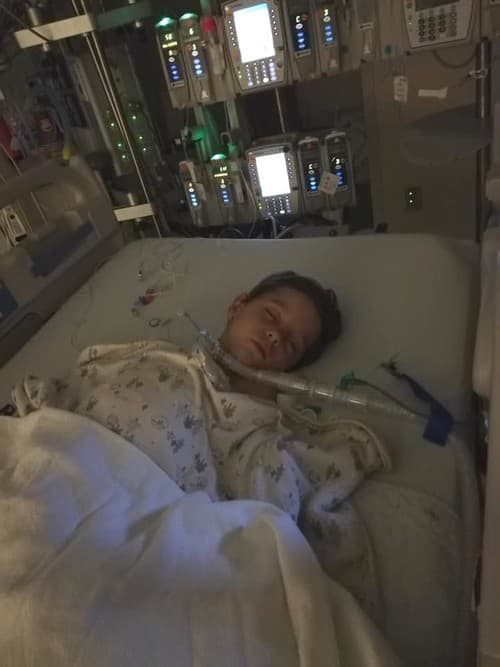 Sebastián už 4 týždne leží na detskom ARO v Bostonskej nemocnici.