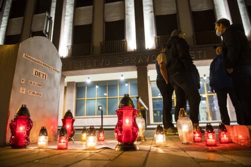 Viacero rodičov protestovalo pred