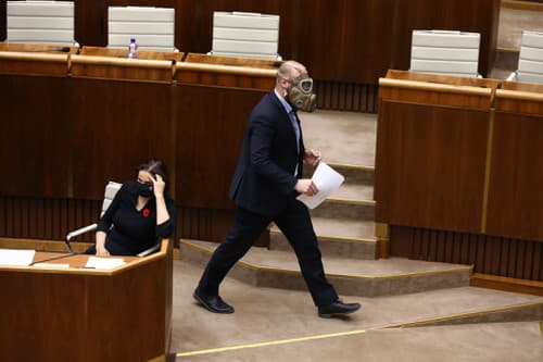 Poslanec ĽSNS Medvecký si dal na tvár plynovú masku a vysmieval sa z pravidiel.