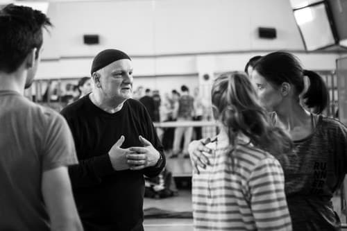 Režisér a choreograf, v