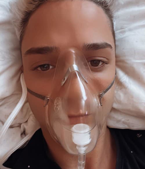 David nosí kyslíkovú masku