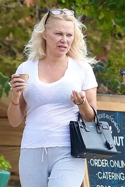 Pamela Anderson sa nevyhla pozornosti paparazzov. 