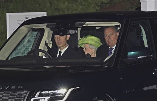 Britská kráľovná Alžbeta II. odchádza v aute z parku neďaleko Windsorského hradu 21. novembra 2021.