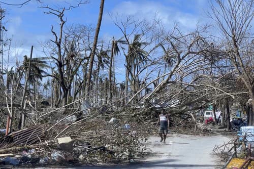 Tajfún zanechal na ostrove Siargao obrovskú púšť, ľuďom pomáhali dobrovoľníci a evakuovali ich.