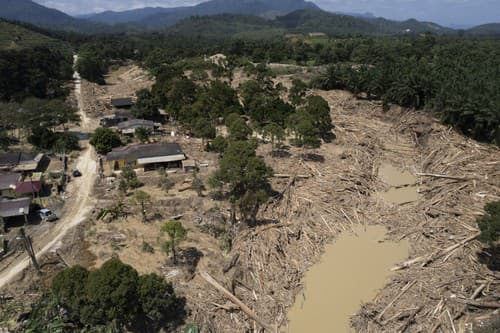 Malajziu sužujú záplavy: Vyžiadali