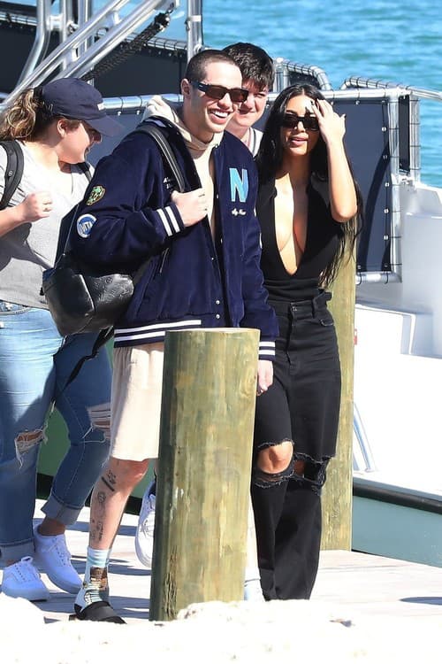 Pete Davidson a Kim Kardashian odleteli na Bahamy súkromným lietadlom. 