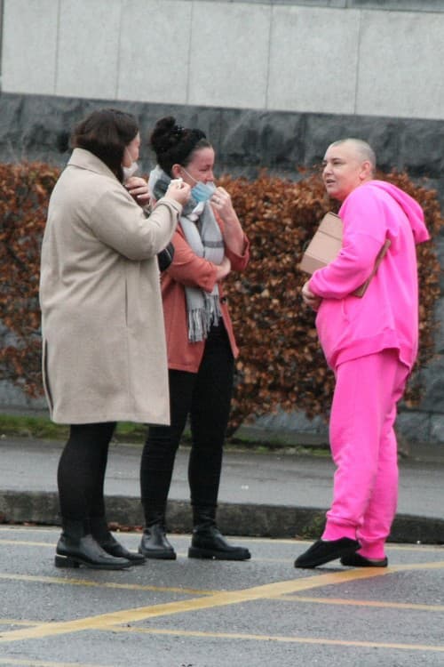 Sinéad O´Connor na pohrebe svojho syna. 