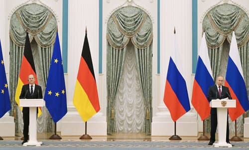 Ruský prezident Vladimir Putin (vpravo) a nemecký kancelár Olaf Scholz počas spoločnej tlačovej konferencie po ich stretnutí v Moskve