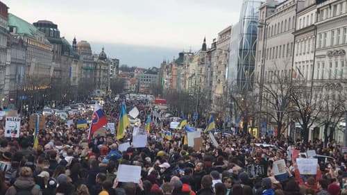 Protest proti vojne na Ukrajine v Prahe.