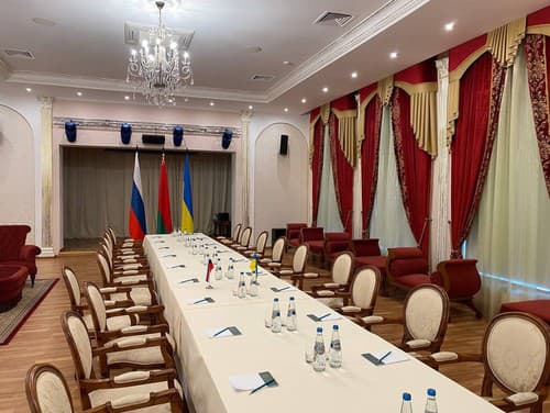 Rokovacia sála v Bielorusku je pripravená pre ruskú a ukrajinskú delegáciu.