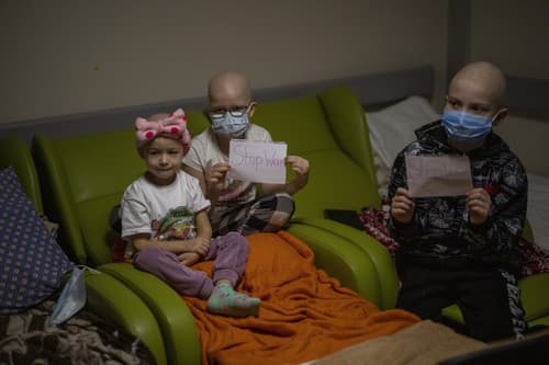 Vojna na Ukrajine zasiahla aj detskú nemocnicu Okhmadet v Kyjeve. Onkologickí pacienti sa schovávajú v suteréne.