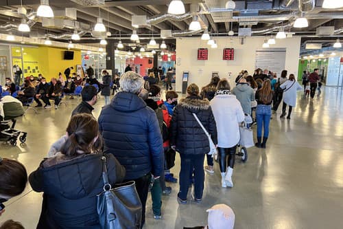 Ľudia čakajú v rade na vybavenie cestovného pasu v Klientskom centre v Bratislave