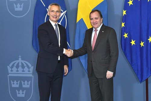 Generálny tajomník NATO Jens Stoltenberg (vľavo) si podáva ruku so švédskym premiérom Stefanom Löfvenom počas ich stretnutia v Štokholme 26. októbra 2021.