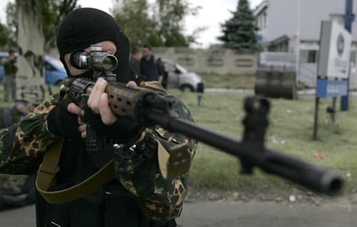 Proruský militant pózuje 23. mája 2014 v Donecku.