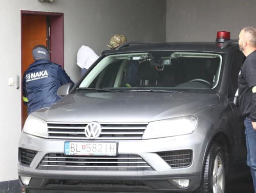 Obvineného príslušníka tajnej služby M.C. priviezli na Špecializovaný trestný súd v Pezinku