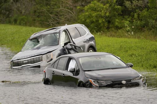 Potopené autá na zaplavenej diaľnici v meste North Port na Floride.