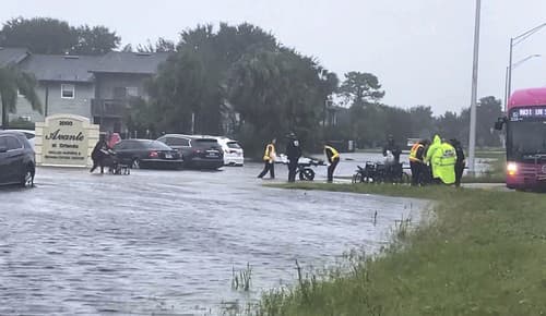 Evakuácia obyvateľov domu pre seniorov Avante na zaplavenej ulici v meste Orlando na Floride.