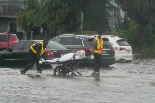 Evakuácia obyvateľov domu pre seniorov Avante na zaplavenej ulici v meste Orlando na Floride.