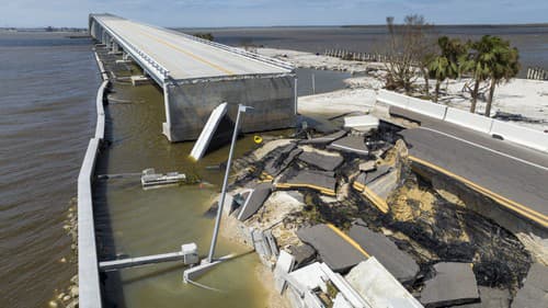 Zničený most, ktorý spájal ostrovy Sanibel a Fort Myers, na Floride.