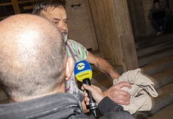 Obvinený Dušan Dědeček, ktorý opitý na zastávke Zochova zabil 5 ľudí, uteká zo súdu pred novinármi.