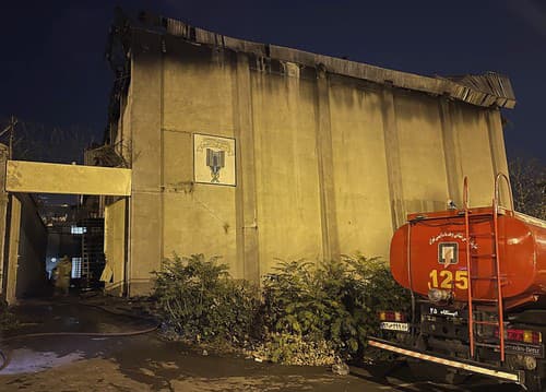 Záber na uhasenú budovu väznice Evín v Teheráne.