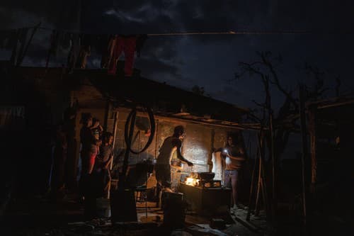 Výpadky elektriny na Kube trvajú aj desiatky hodín. 