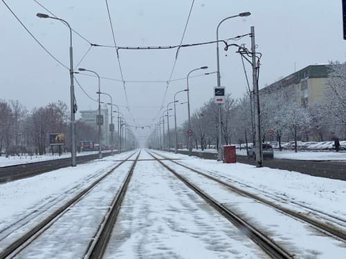 Sneh v Bratislave skomplikoval dopravu