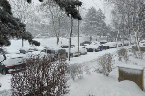 Sneh v Bratislave skomplikoval dopravu