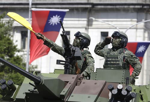 Taiwanskí vojaci salutujú počas