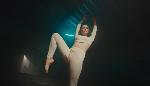 Thia vo videoklipe predviedla aj svoje tanečné umenie